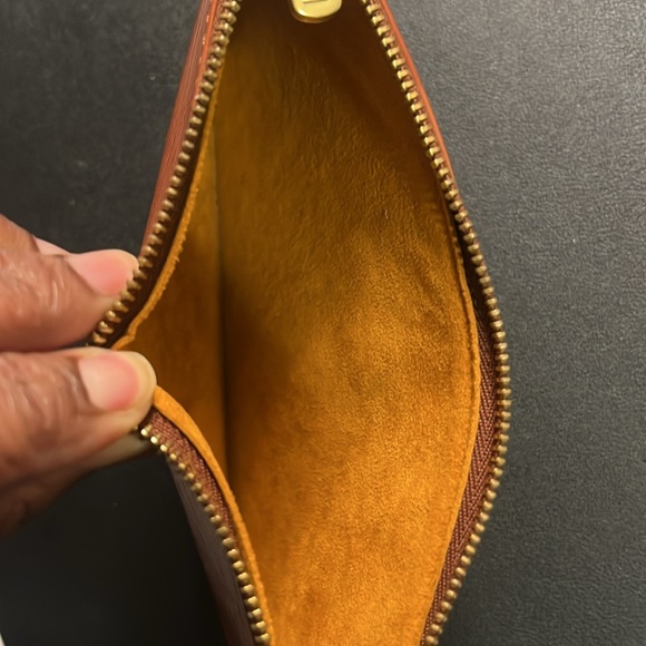 Authentic Louis Vuitton Epi Leather Pouch EUC SUPER CLEAN INSIDE /and OUTSIDE . - Picture 3 of 6